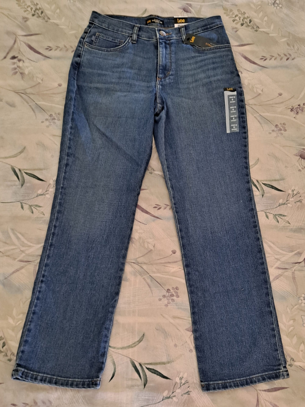 Lee Women's Straight Leg Jeans in Mid Wash Blue Size 6 Short